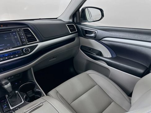 Used 2019 Toyota Highlander XLE AWD/4WD image 23