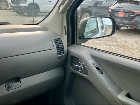 Used 2012 Nissan Frontier SV image 33