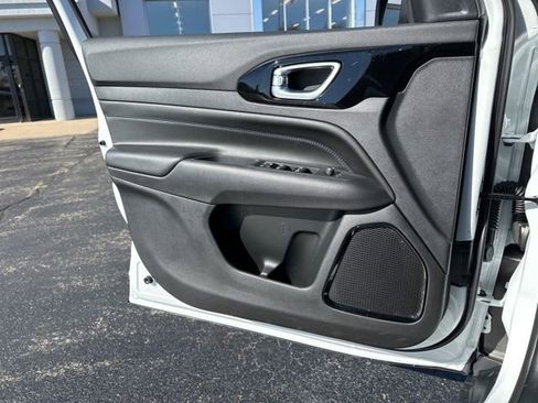 New 2026 Jeep Compass Latitude image 17