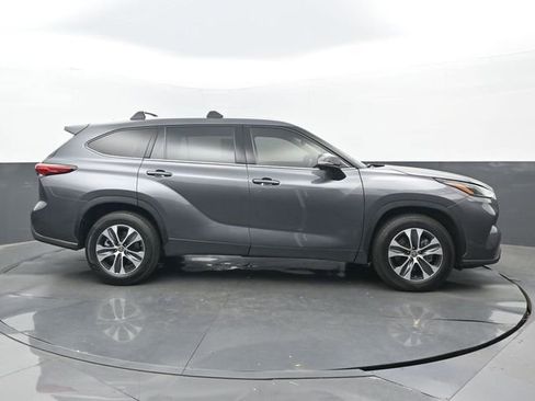 Used 2022 Toyota Highlander XLE FWD image 34