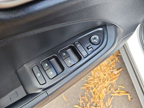 Used 2025 Hyundai Venue SEL image 26