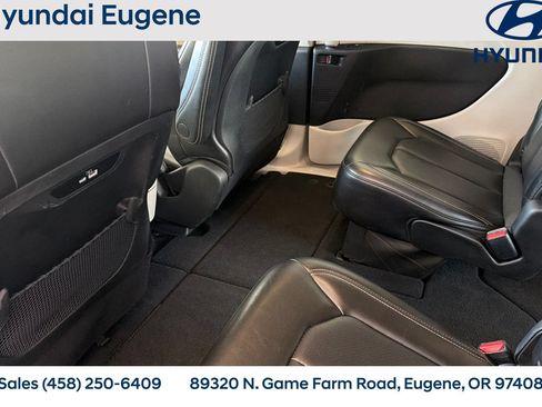 Used 2023 Chrysler Pacifica Touring-L FWD image 16
