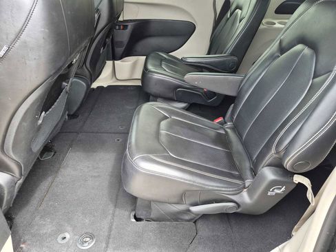 Used 2023 Chrysler Pacifica Touring-L FWD image 21