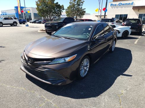 Used 2020 Toyota Camry XLE FWD image 9
