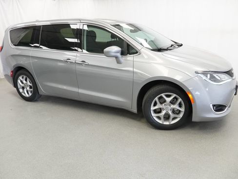 Certified 2019 Chrysler Pacifica Touring Plus w/ Tire & Wheel Group FWD image 15