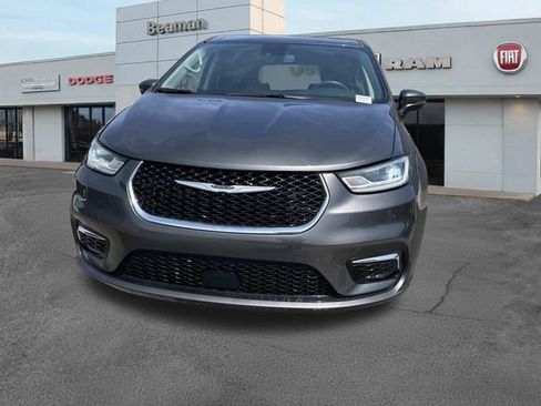 Used 2023 Chrysler Pacifica Touring-L FWD image 8