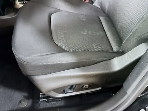 Used 2016 Jeep Renegade Latitude FWD image 23