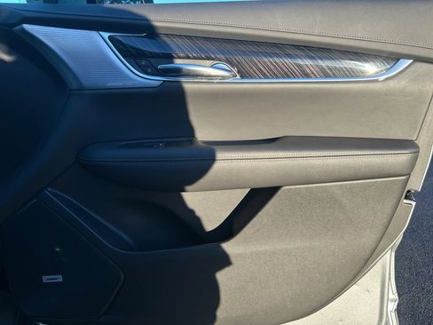 Used 2025 Cadillac XT6 Premium Luxury image 25