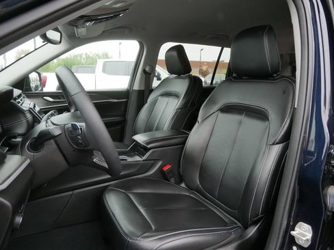 Used 2024 Jeep Grand Cherokee L Limited AWD/4WD image 2
