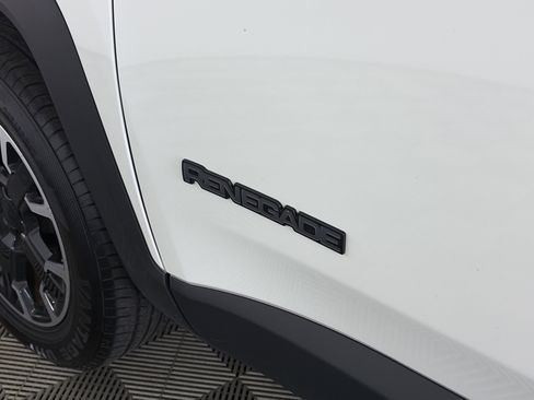 Used 2023 Jeep Renegade Latitude AWD/4WD image 16