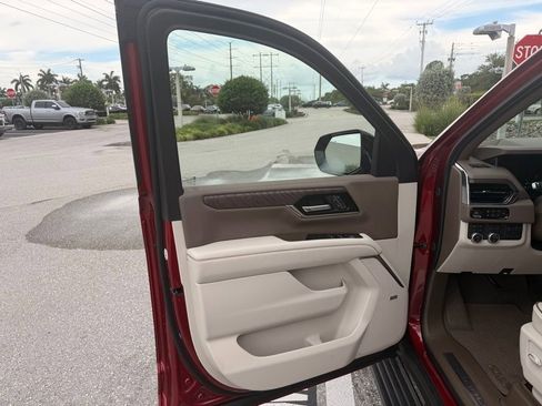 Used 2025 GMC Yukon Denali w/ Denali Reserve Package AWD/4WD image 13