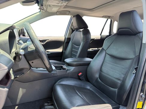 Used 2020 Toyota RAV4 Limited image 9