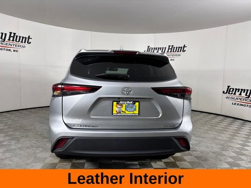 Used 2024 Toyota Highlander XLE AWD/4WD image 7