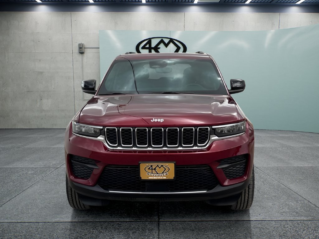 Used 2024 Jeep Grand Cherokee Laredo RWD image 8