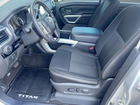 Used 2018 Nissan Titan SV w/ SV Convenience Package image 5