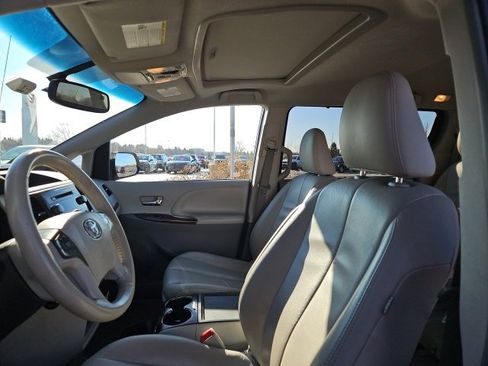 Used 2013 Toyota Sienna XLE image 10
