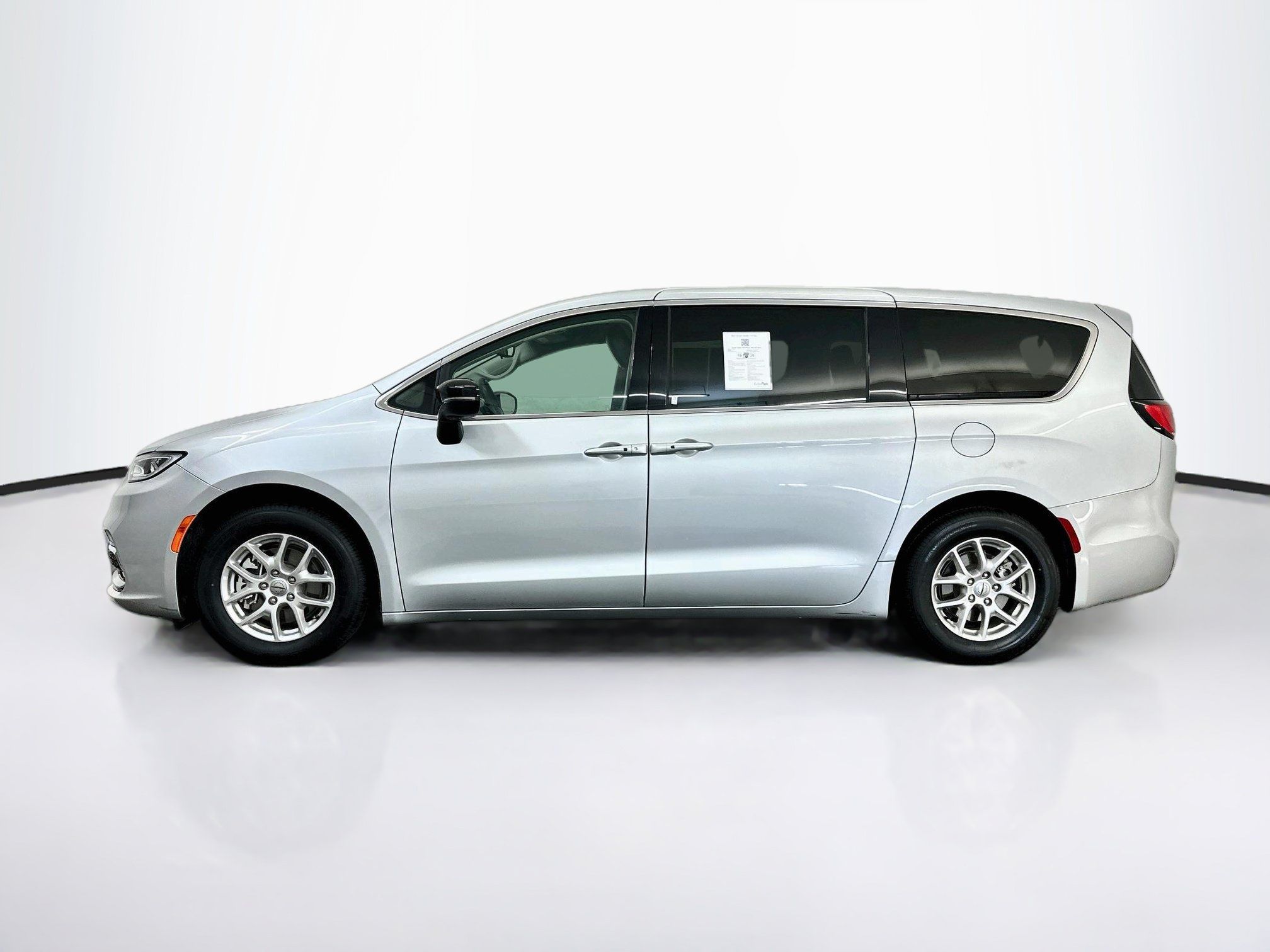 Used 2024 Chrysler Pacifica Touring-L FWD image 4