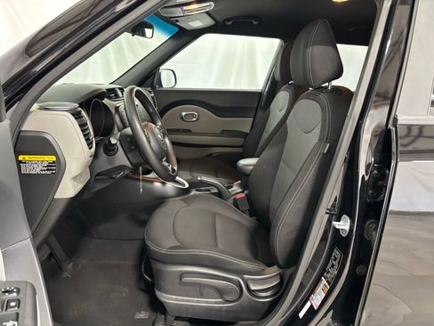 Used 2019 Kia Soul + image 12