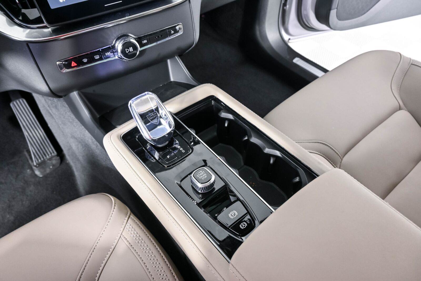Certified 2026 Volvo XC90 B6 Plus AWD/4WD image 16