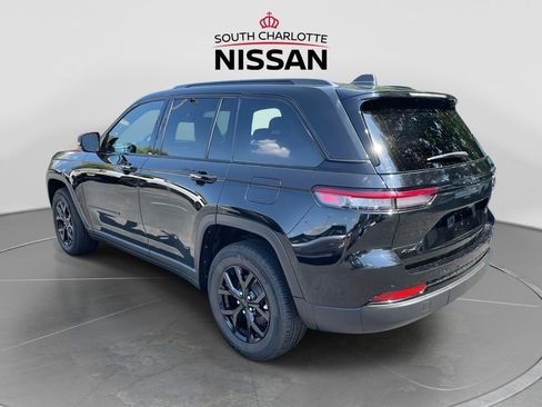 Used 2025 Jeep Grand Cherokee Altitude AWD/4WD image 4
