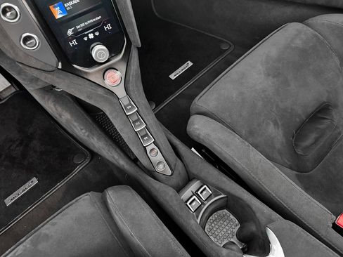 Used 2024 McLaren 750S Spider RWD image 22