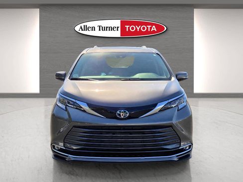 Used 2024 Toyota Sienna Limited FWD image 4