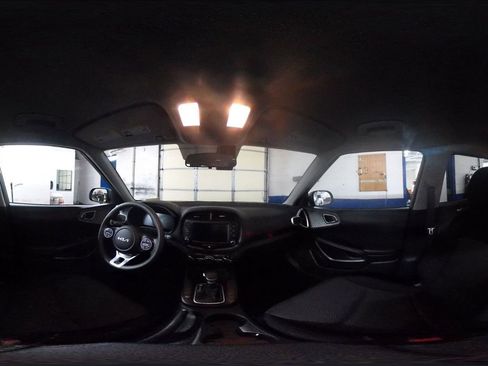 Used 2025 Kia Soul LX w/ LX Technology Package FWD image 37