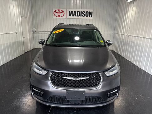 Used 2023 Chrysler Pacifica Limited FWD image 7
