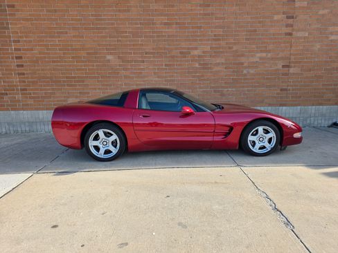 Used 1999 Chevrolet Corvette Coupe w/ Memory Pkg RWD image 9