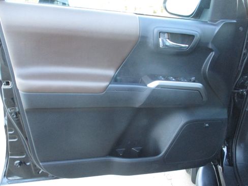 Used 2023 Toyota Tacoma Limited image 10