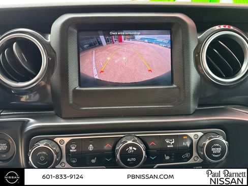 Used 2020 Jeep Wrangler Unlimited Sahara image 25