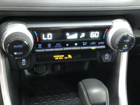 Used 2020 Toyota RAV4 XLE AWD/4WD image 18