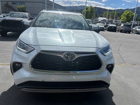 Used 2022 Toyota Highlander Platinum FWD image 3