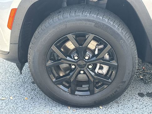 Used 2024 Jeep Grand Cherokee L Laredo image 13