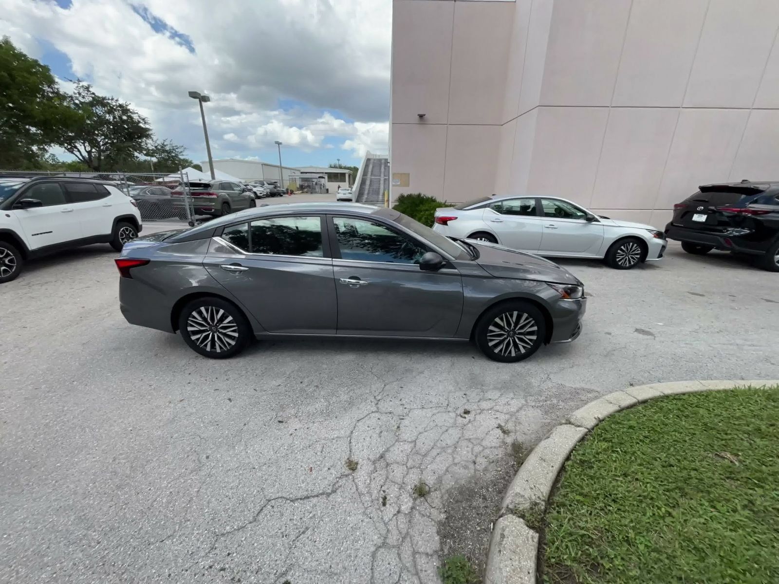 Used 2025 Nissan Altima 2.5 SV FWD image 15