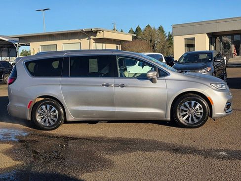 Used 2021 Chrysler Pacifica Touring-L image 31