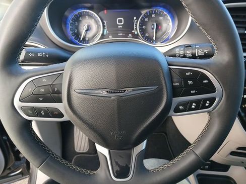 Used 2023 Chrysler Pacifica Touring-L image 44