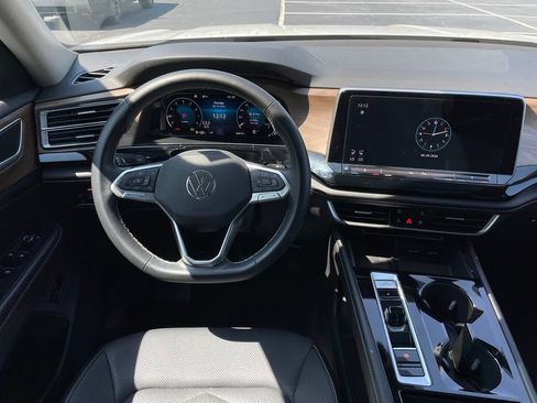 Used 2024 Volkswagen Atlas SE w/ Panoramic Sunroof Package FWD image 11