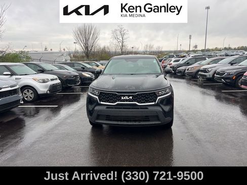 Used 2023 Kia Sorento LX image 2