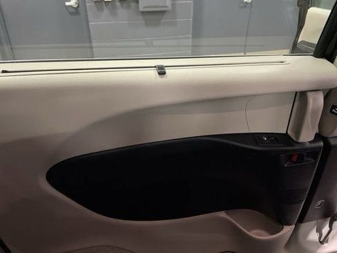 Used 2024 Chrysler Pacifica Touring-L image 26