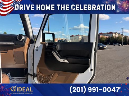 Used 2016 Jeep Wrangler Unlimited Sahara w/ Connectivity Group AWD/4WD image 17