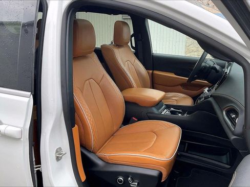 Used 2023 Chrysler Pacifica Pinnacle FWD image 7
