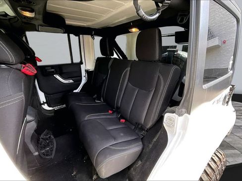 Used 2015 Jeep Wrangler Unlimited Sahara w/ Max Tow Package AWD/4WD image 17