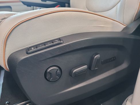 Used 2025 Volkswagen ID. Buzz 1st Edition image 17