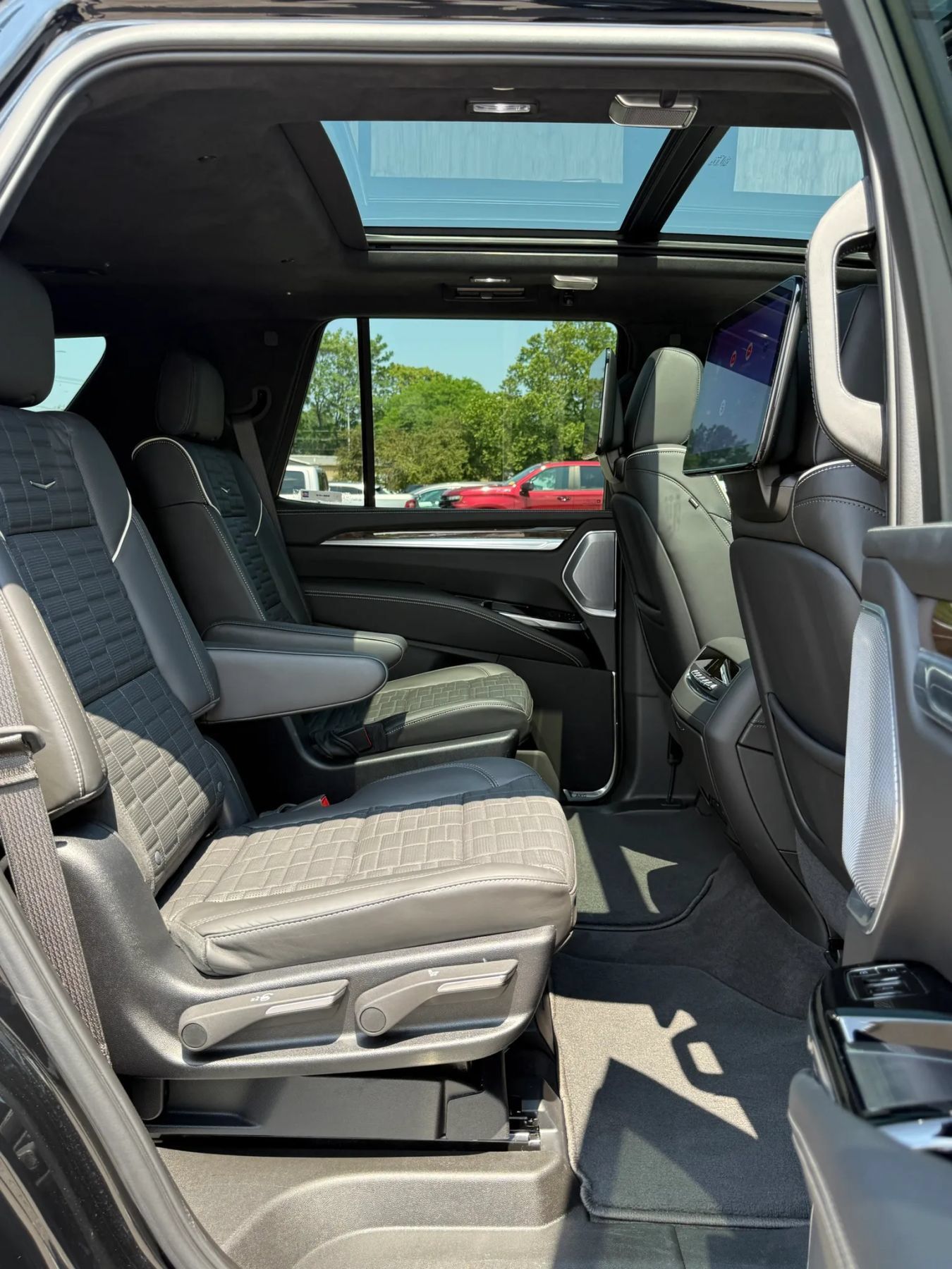 Used 2025 Cadillac Escalade Sport Platinum w/ LPO, ONYX Package AWD/4WD image 28