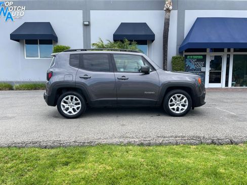Used 2017 Jeep Renegade Latitude FWD image 4