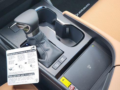 New 2025 Lexus ES 300h 300h image 17