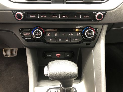 Certified 2022 Kia Niro LX image 17