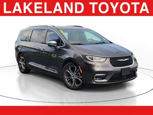 Used 2022 Chrysler Pacifica Pinnacle FWD image 1