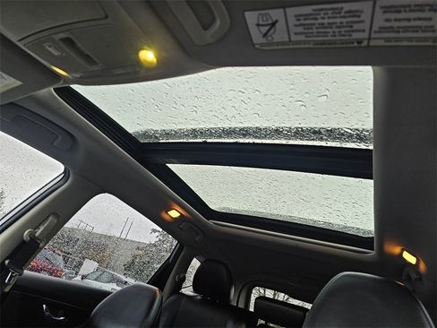 Used 2018 Nissan Rogue SL w/ Premium Package image 11